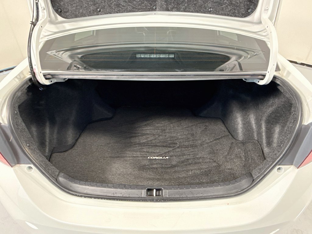 Used 2018 Toyota Corolla SE w/ Carpet Mat Package (TMS) FWD image 28