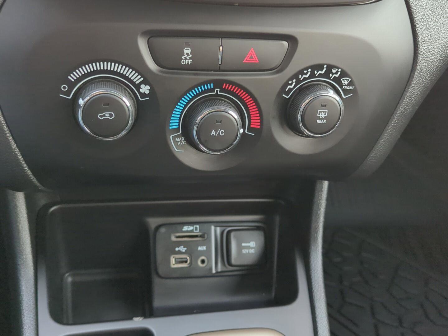 Used 2015 Jeep Cherokee Sport w/ Sport Appearance Group image 23