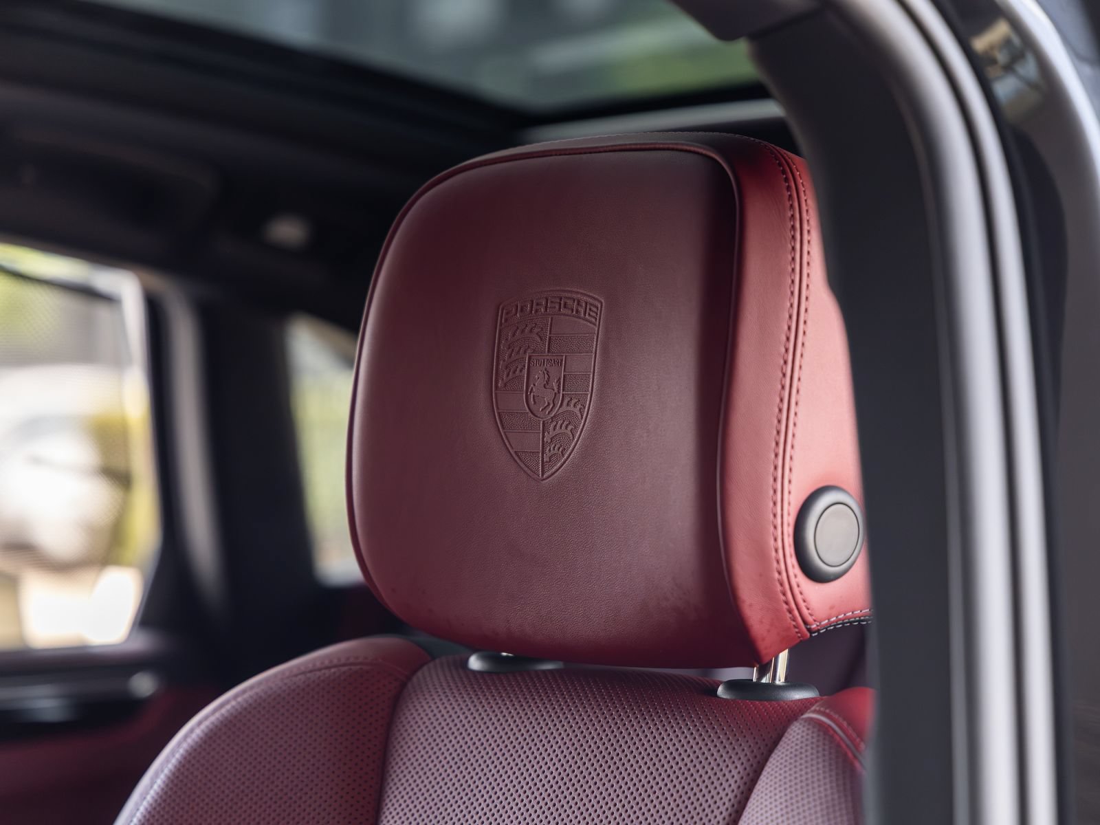 Certified 2024 Porsche Macan S AWD/4WD image 28