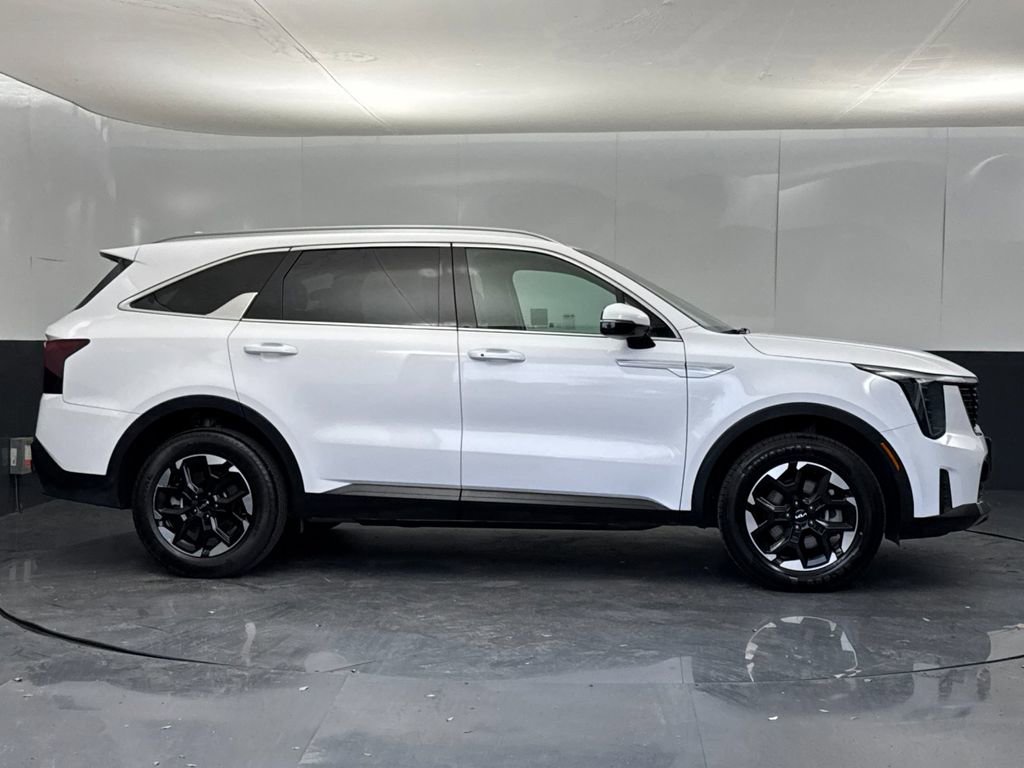 Used 2024 Kia Sorento S image 2