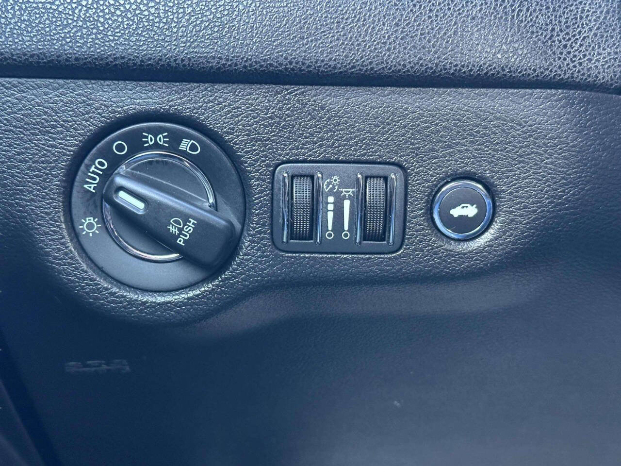 Used 2019 Chrysler 300 Limited image 31