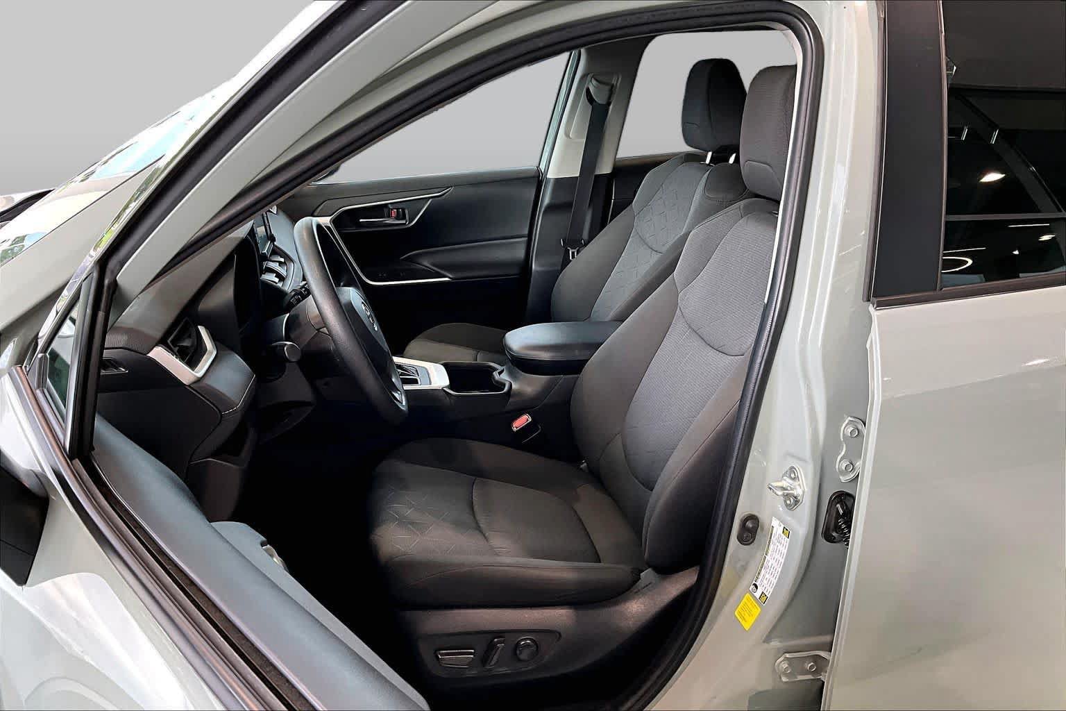 Used 2022 Toyota RAV4 XLE w/ Convenience Package FWD image 7