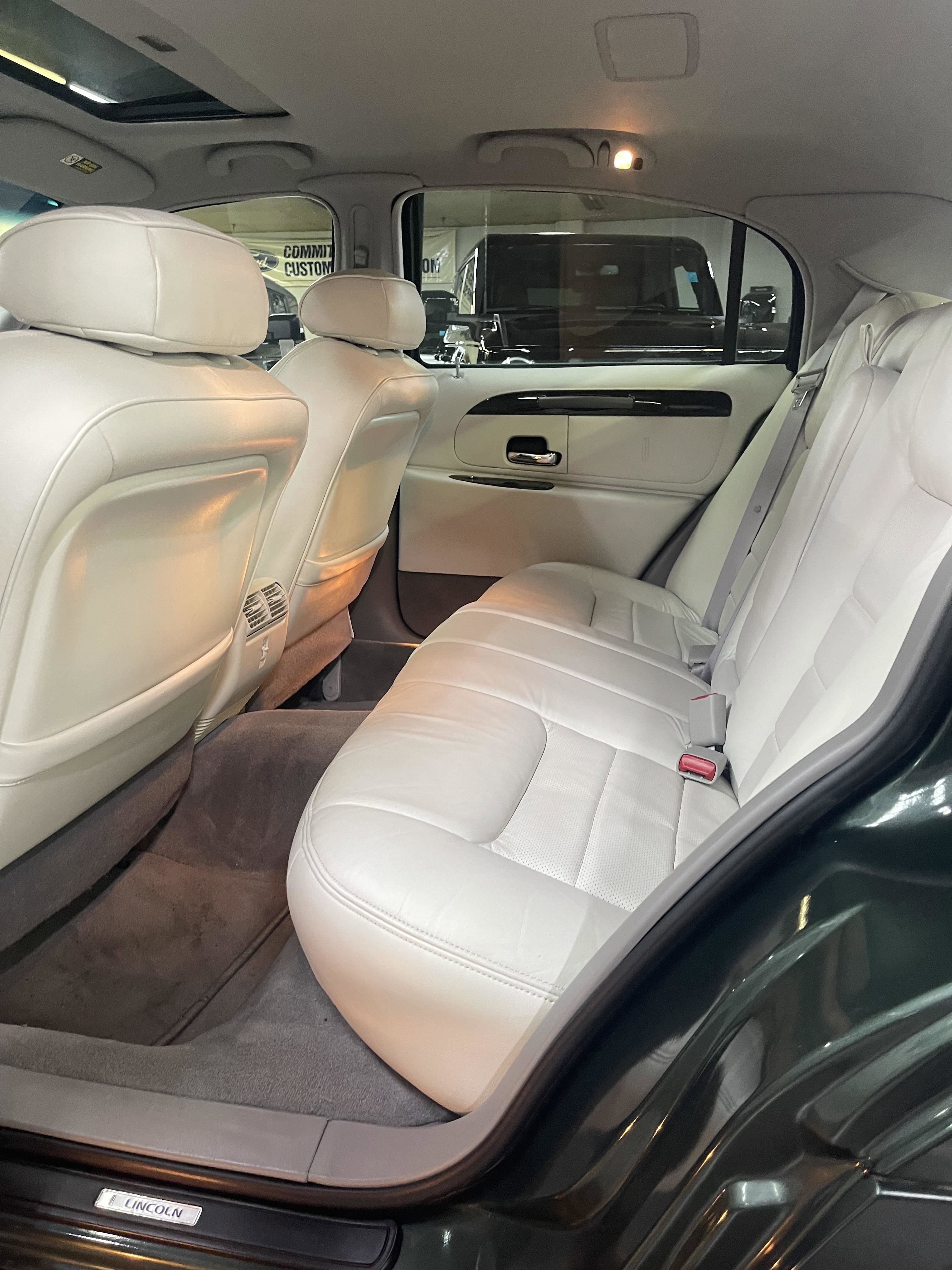 Used 1999 Lincoln Town Car Signature image 13