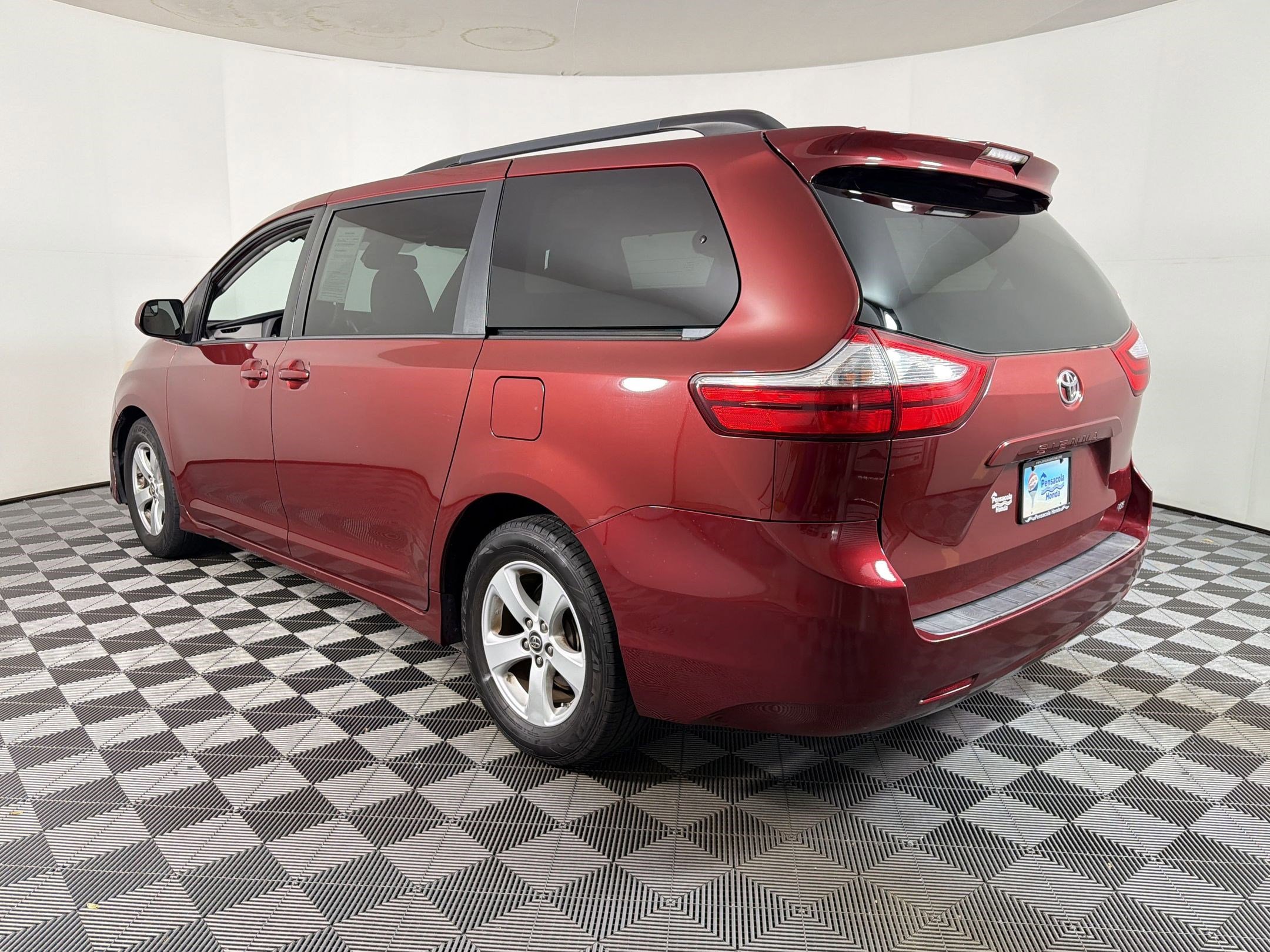 Used 2018 Toyota Sienna LE image 2