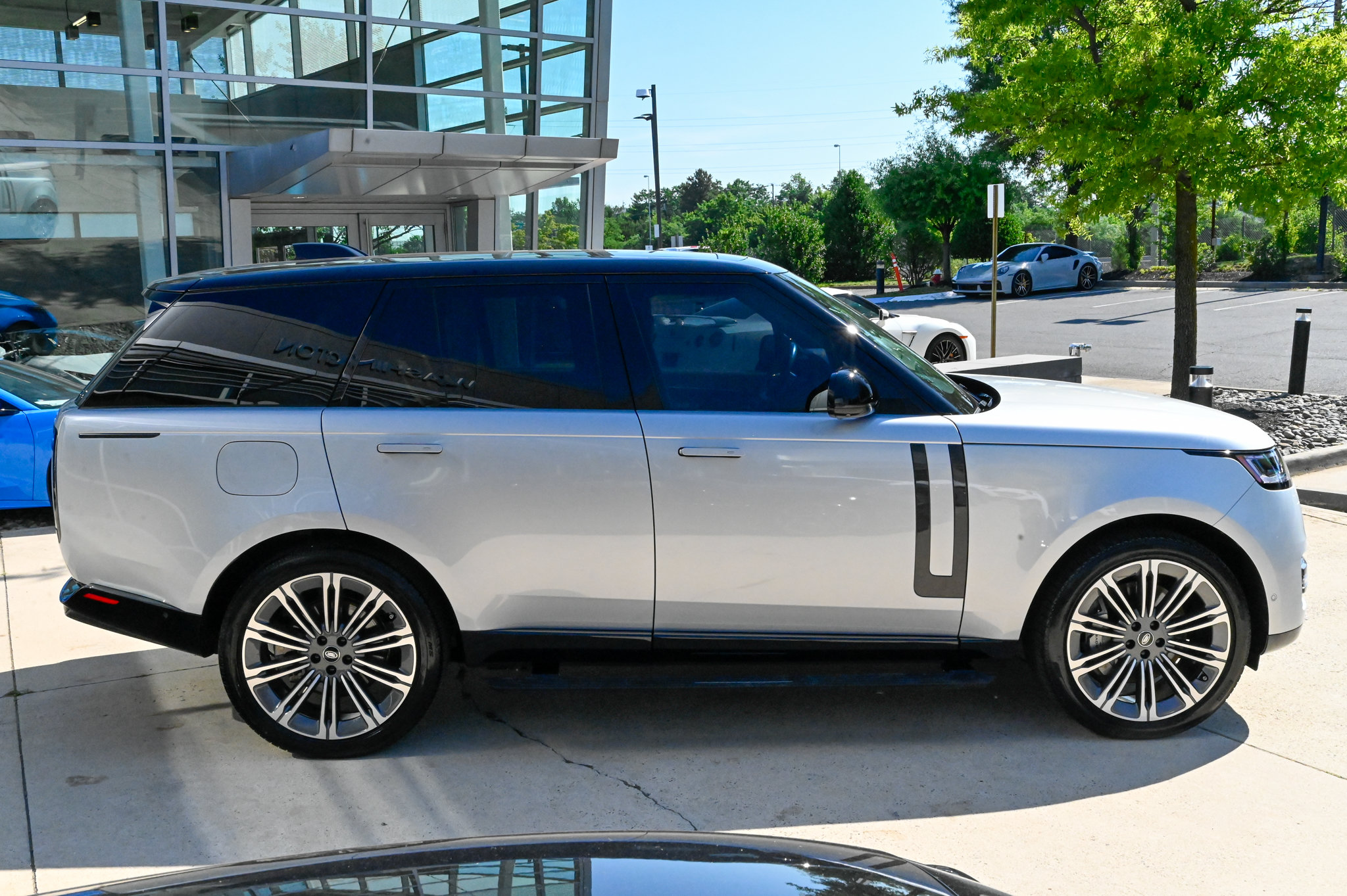 Used 2025 Land Rover Range Rover SE AWD/4WD image 4