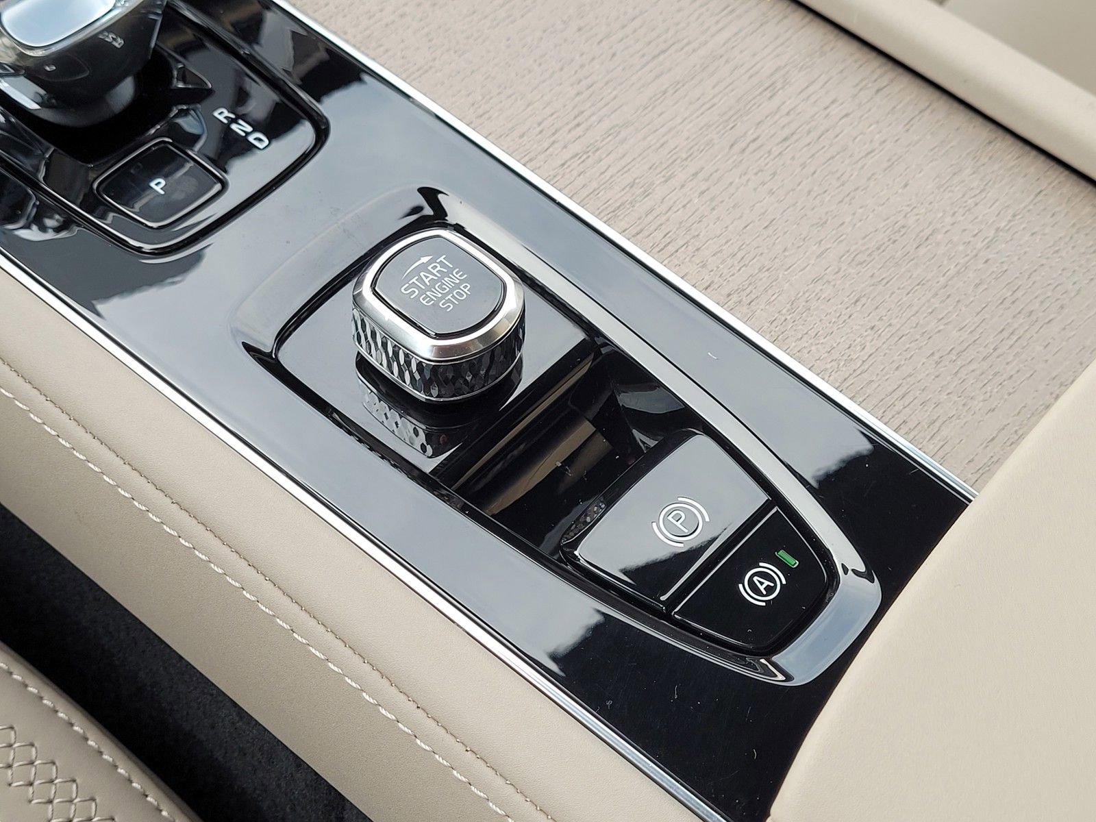 Certified 2025 Volvo XC90 T8 Plus image 27