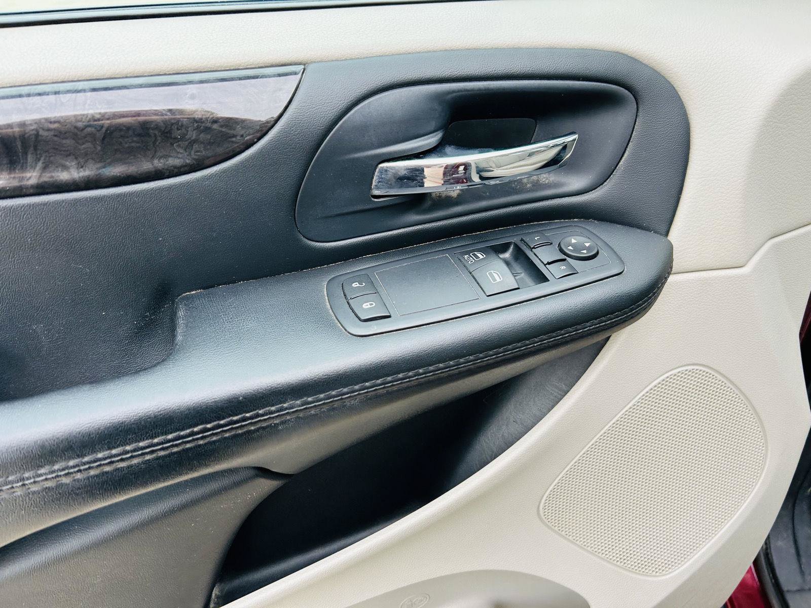 Used 2016 Dodge Grand Caravan American Value Package w/ UConnect Hands-Free Group FWD image 5