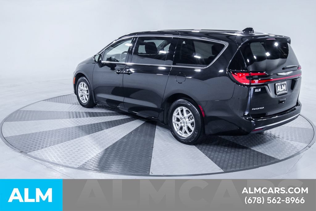 Used 2023 Chrysler Pacifica Touring-L FWD image 7