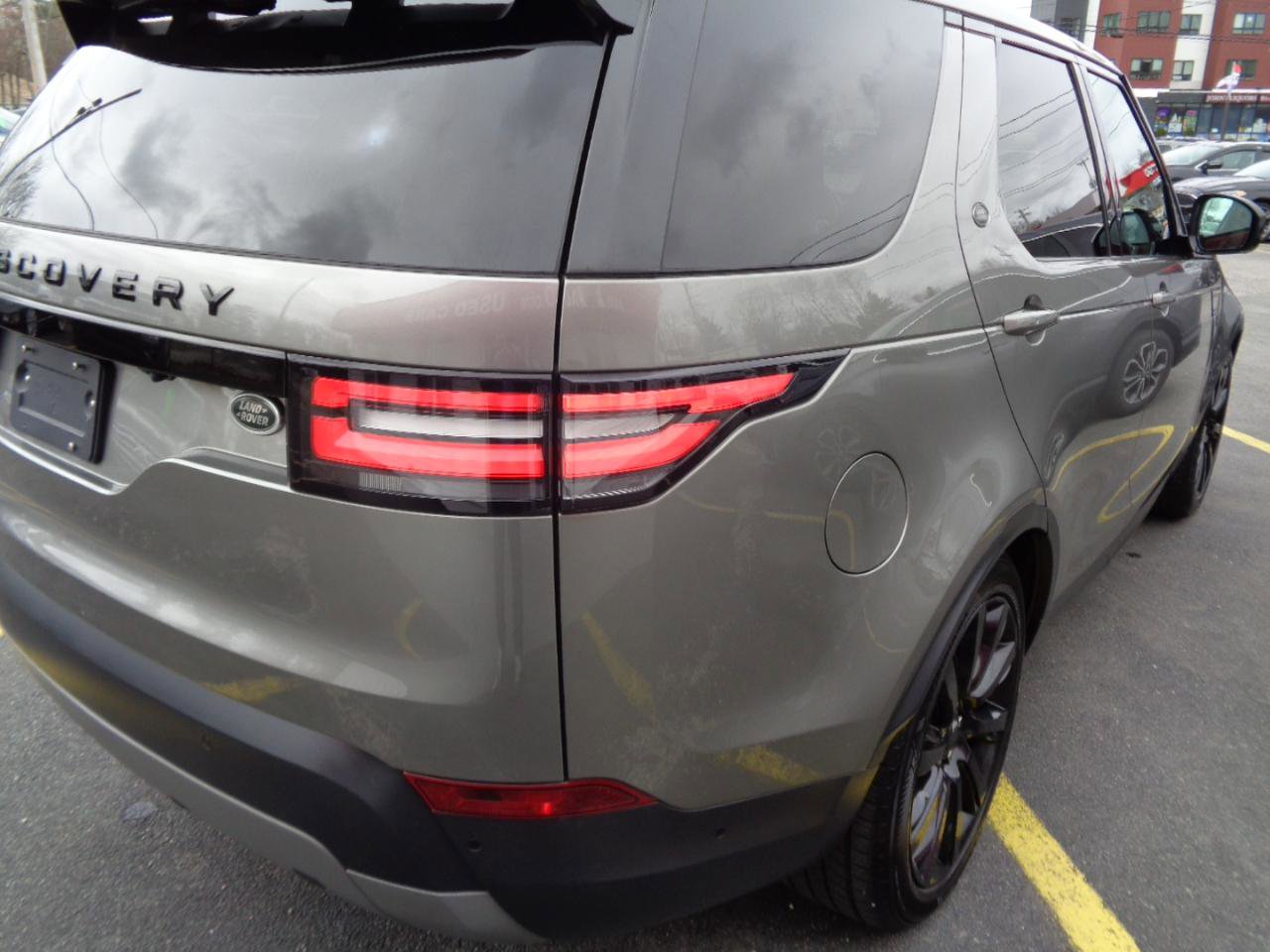 Used 2017 Land Rover Discovery First Edition image 19