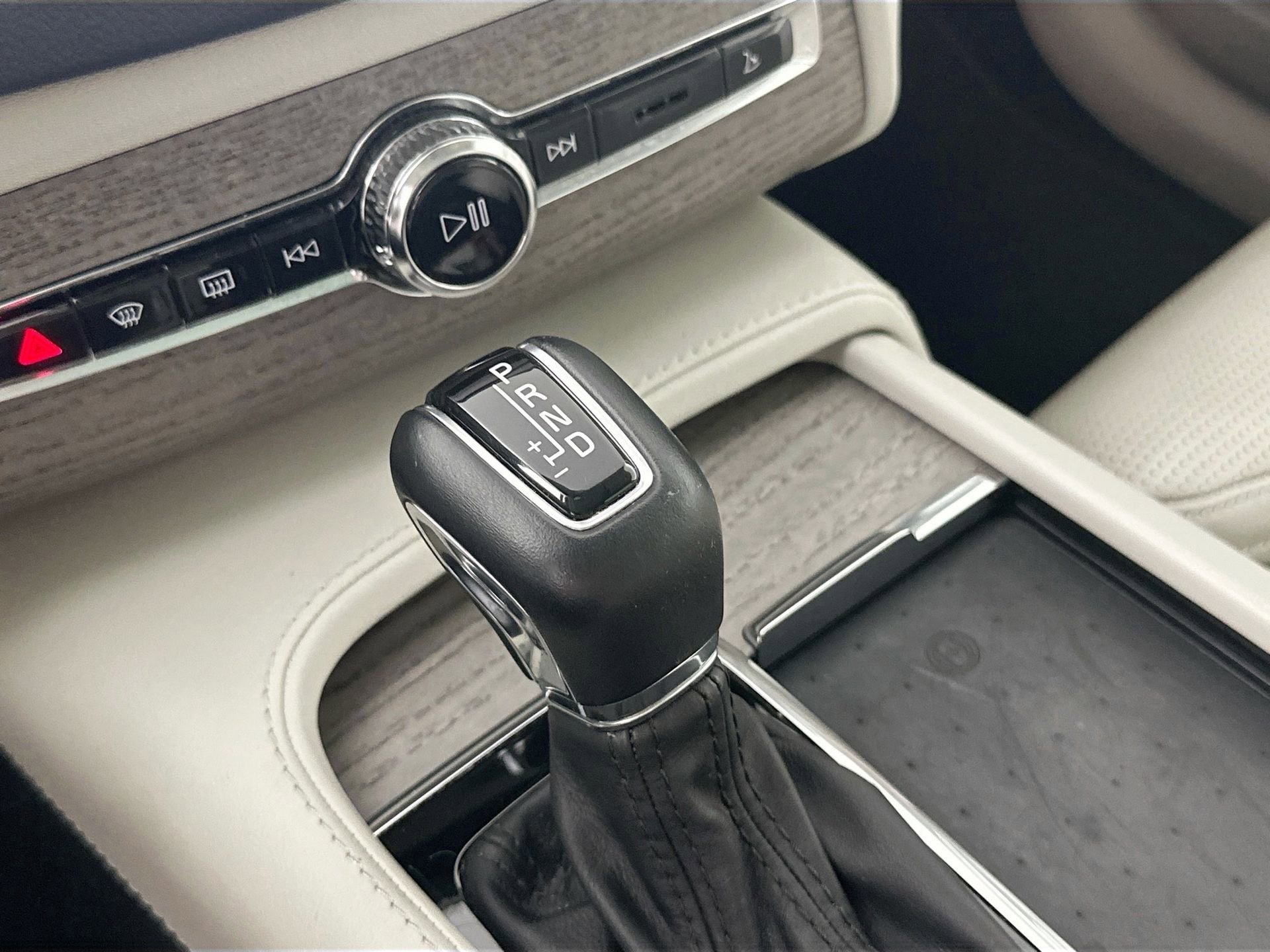 Certified 2024 Volvo XC90 B5 Plus image 17