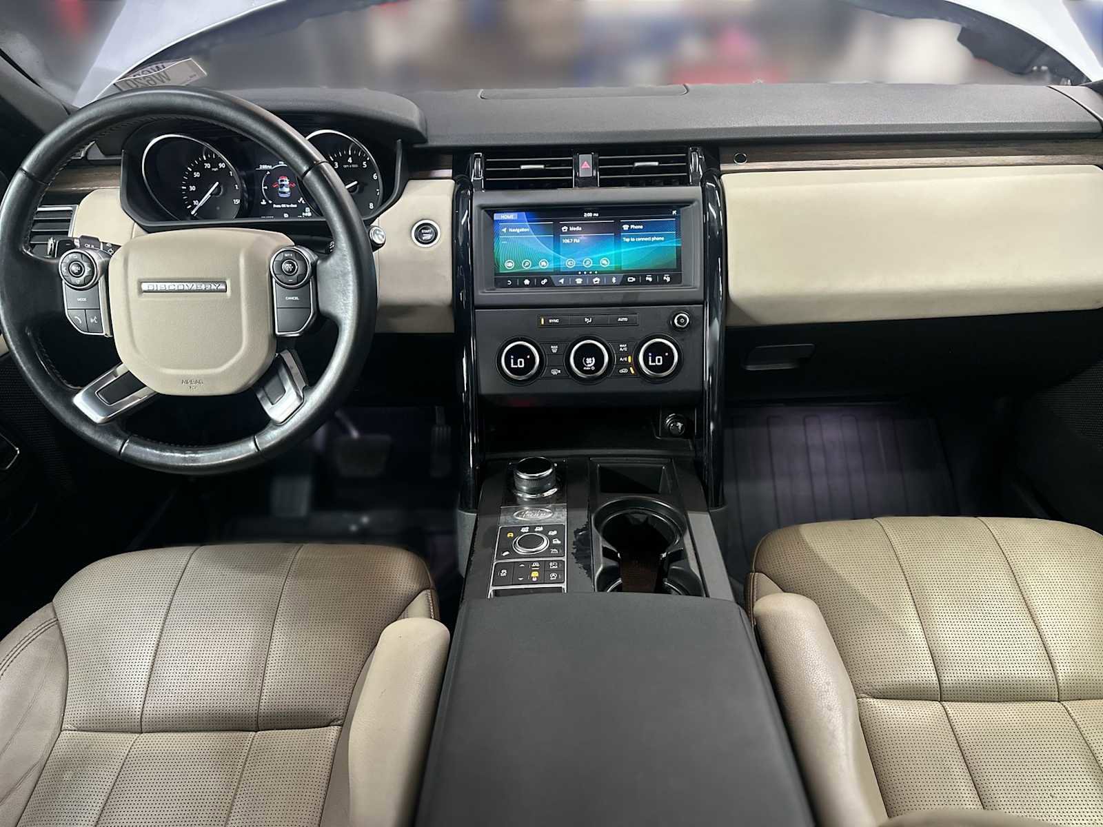 Used 2018 Land Rover Discovery SE image 11