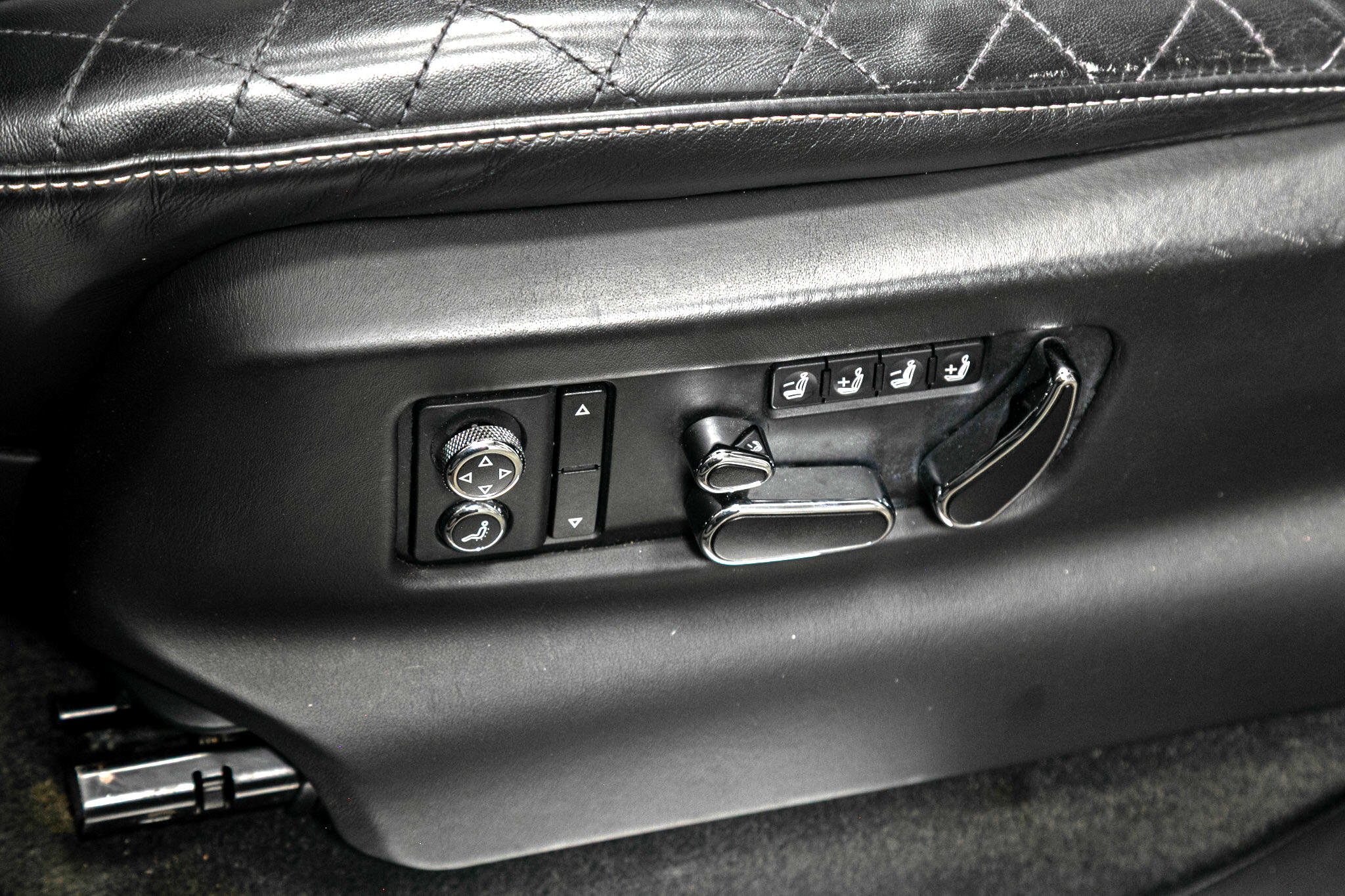 Used 2017 Bentley Bentayga image 21