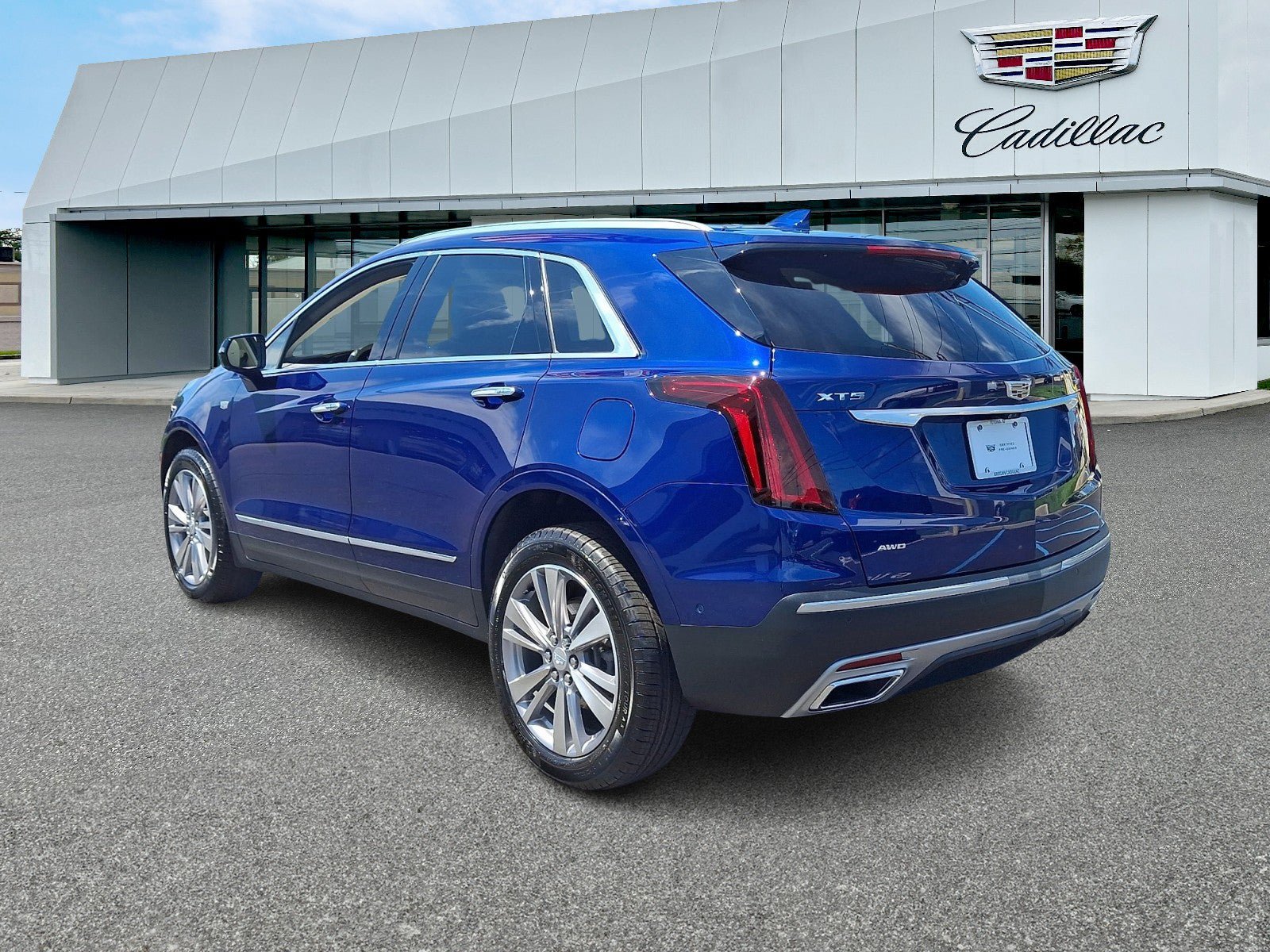 Certified 2023 Cadillac XT5 Premium Luxury w/ Technology Package AWD/4WD image 3
