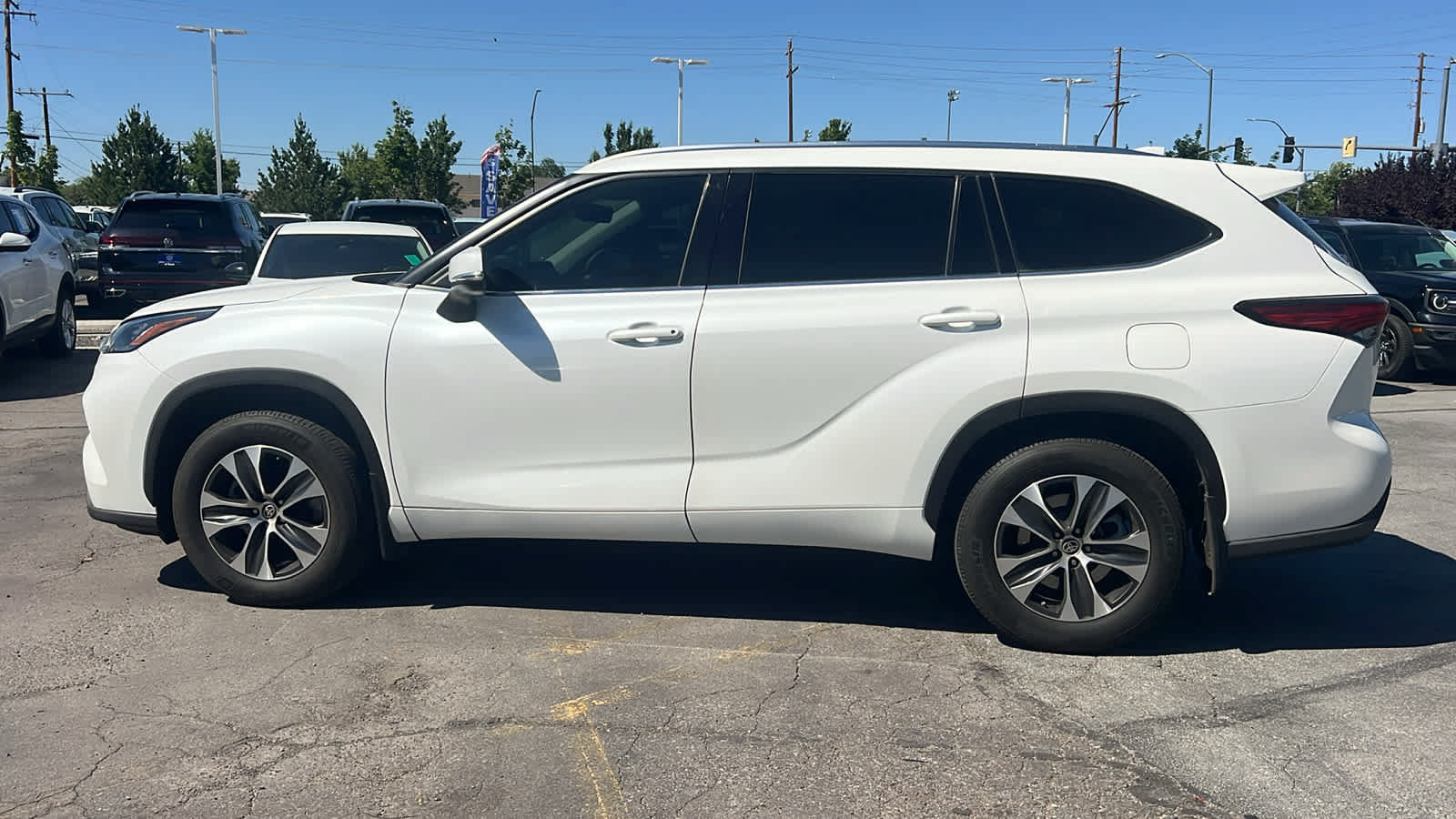 Used 2020 Toyota Highlander XLE AWD/4WD image 8