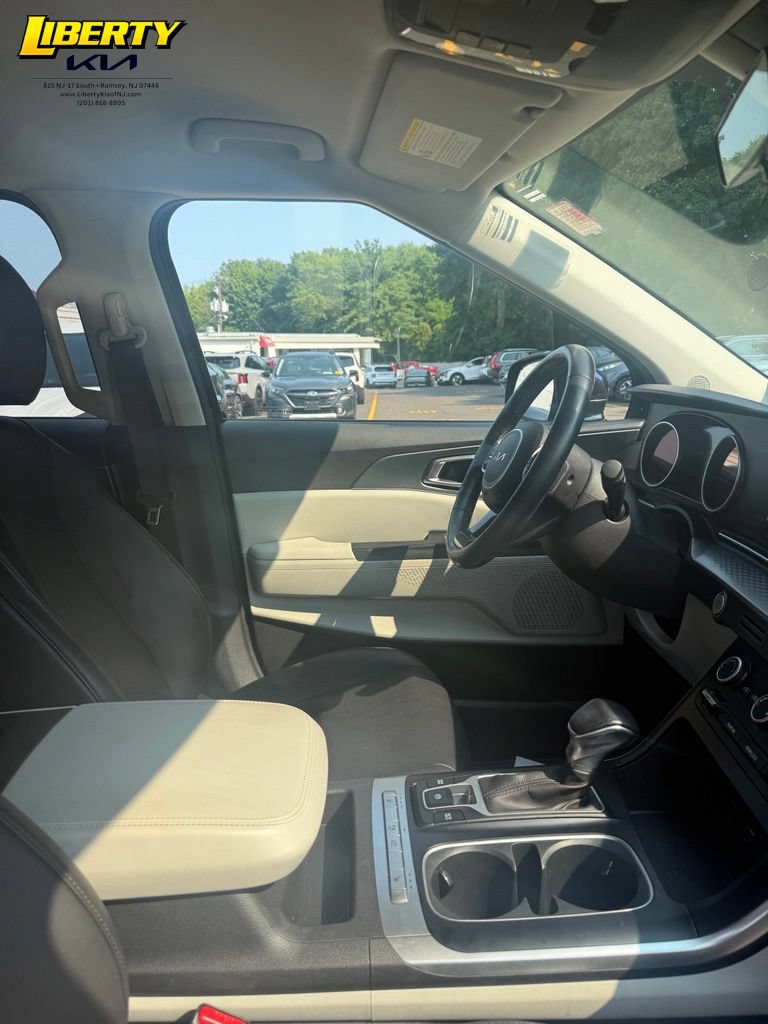 Used 2023 Kia Carnival LX FWD image 9
