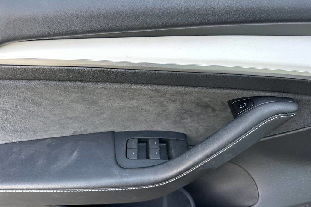 Used 2023 Tesla Model 3 Standard Range image 11