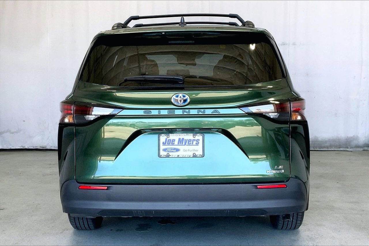 Used 2024 Toyota Sienna LE image 3