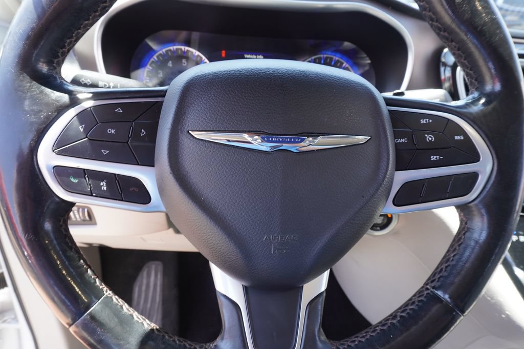 Used 2019 Chrysler Pacifica Touring-L Plus FWD image 18