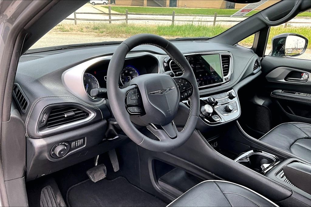Used 2025 Chrysler Pacifica Limited FWD image 12