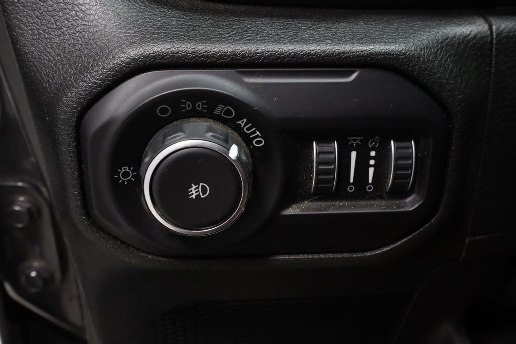 Used 2018 Jeep Wrangler Unlimited Sahara w/ Cold Weather Group image 26