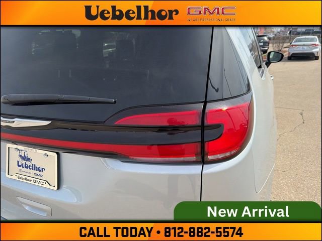 Used 2024 Chrysler Pacifica Limited image 10