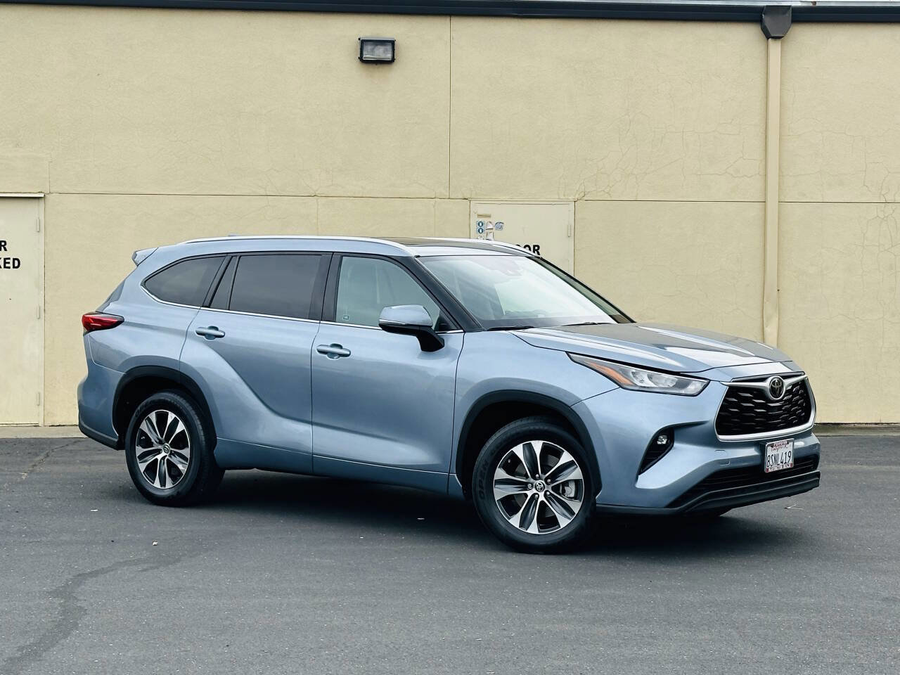 Used 2020 Toyota Highlander XLE FWD image 2