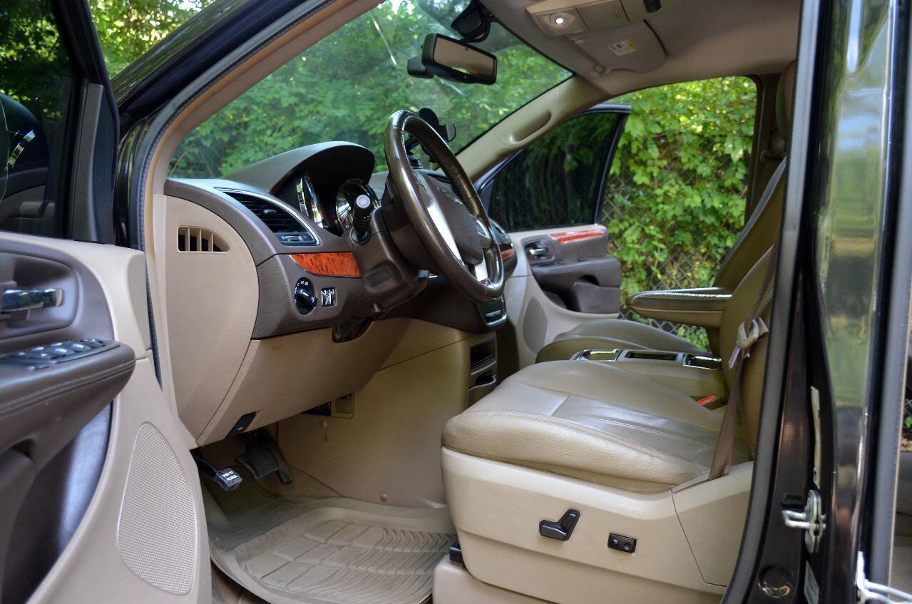 Used 2015 Chrysler Town & Country Touring-L w/ Driver Convenience Group FWD image 8