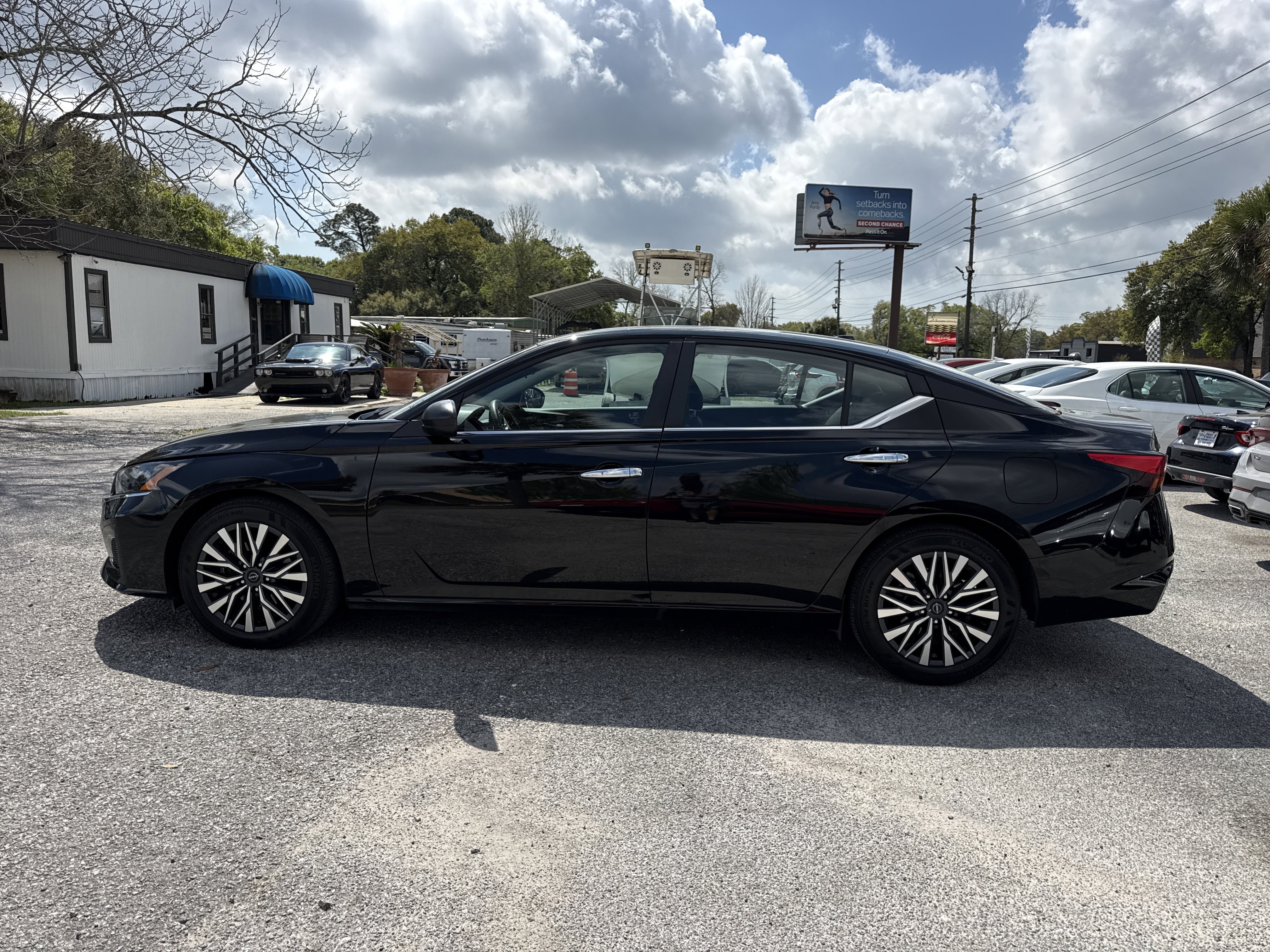 Used 2025 Nissan Altima 2.5 SV image 1