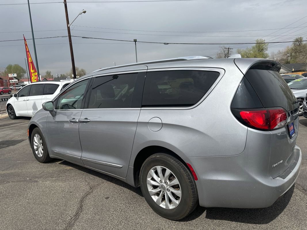 Used 2018 Chrysler Pacifica Touring-L FWD image 13
