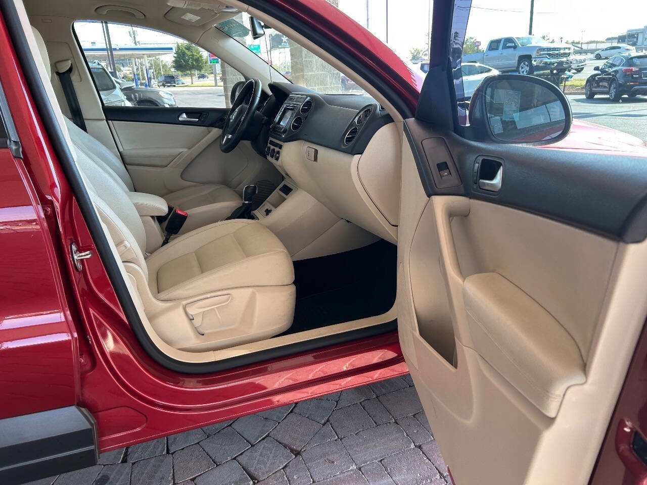 Used 2016 Volkswagen Tiguan S image 34