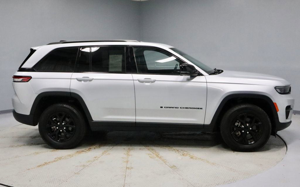 Used 2024 Jeep Grand Cherokee Altitude image 6
