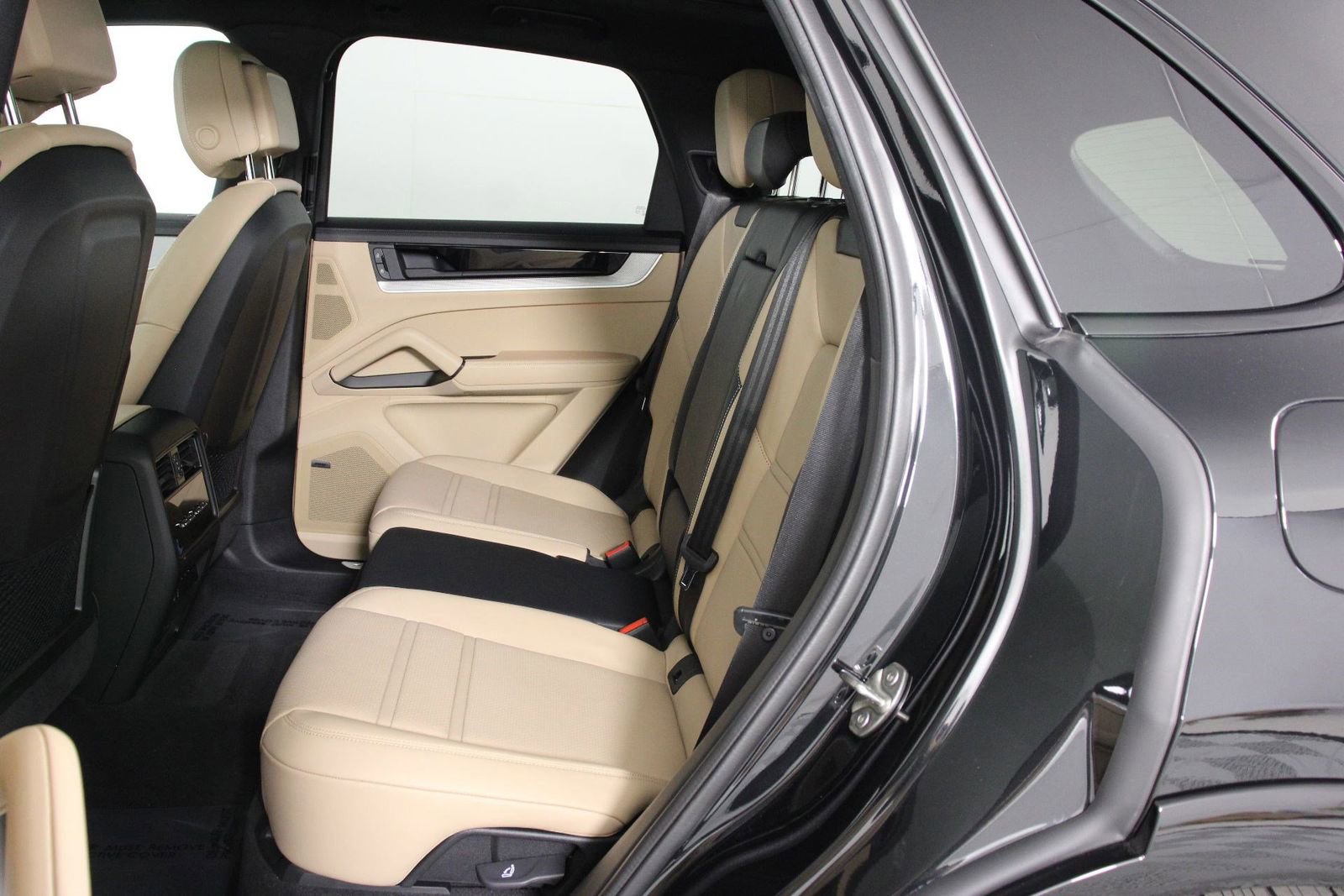 Certified 2025 Porsche Cayenne S image 33