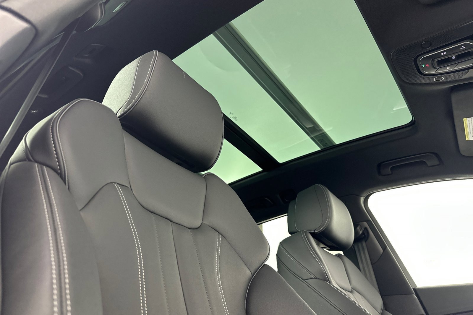 Used 2025 Audi Q5 e Premium Plus w/ Premium Plus Package image 16