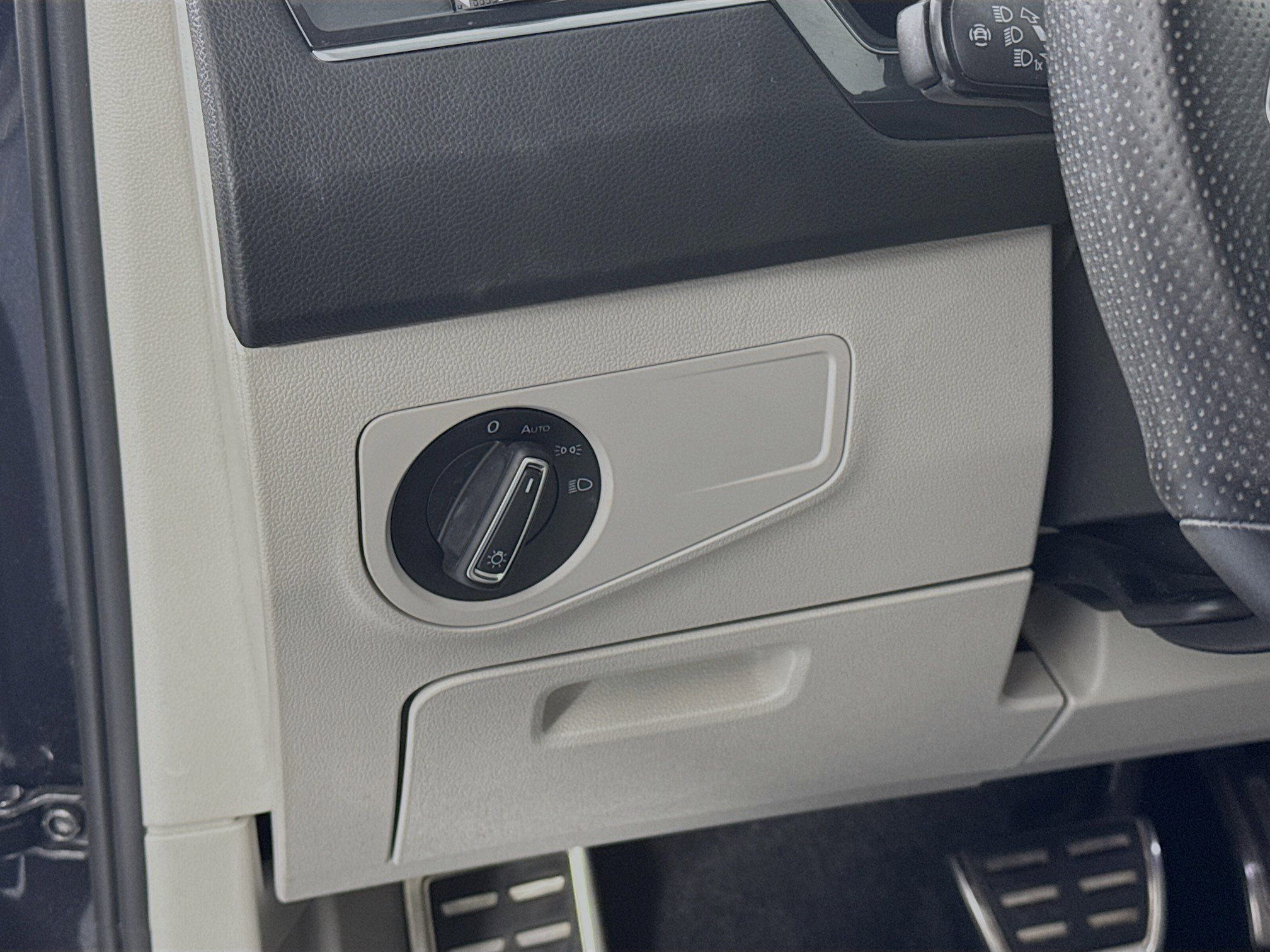 Used 2022 Volkswagen Tiguan SE R-Line image 10