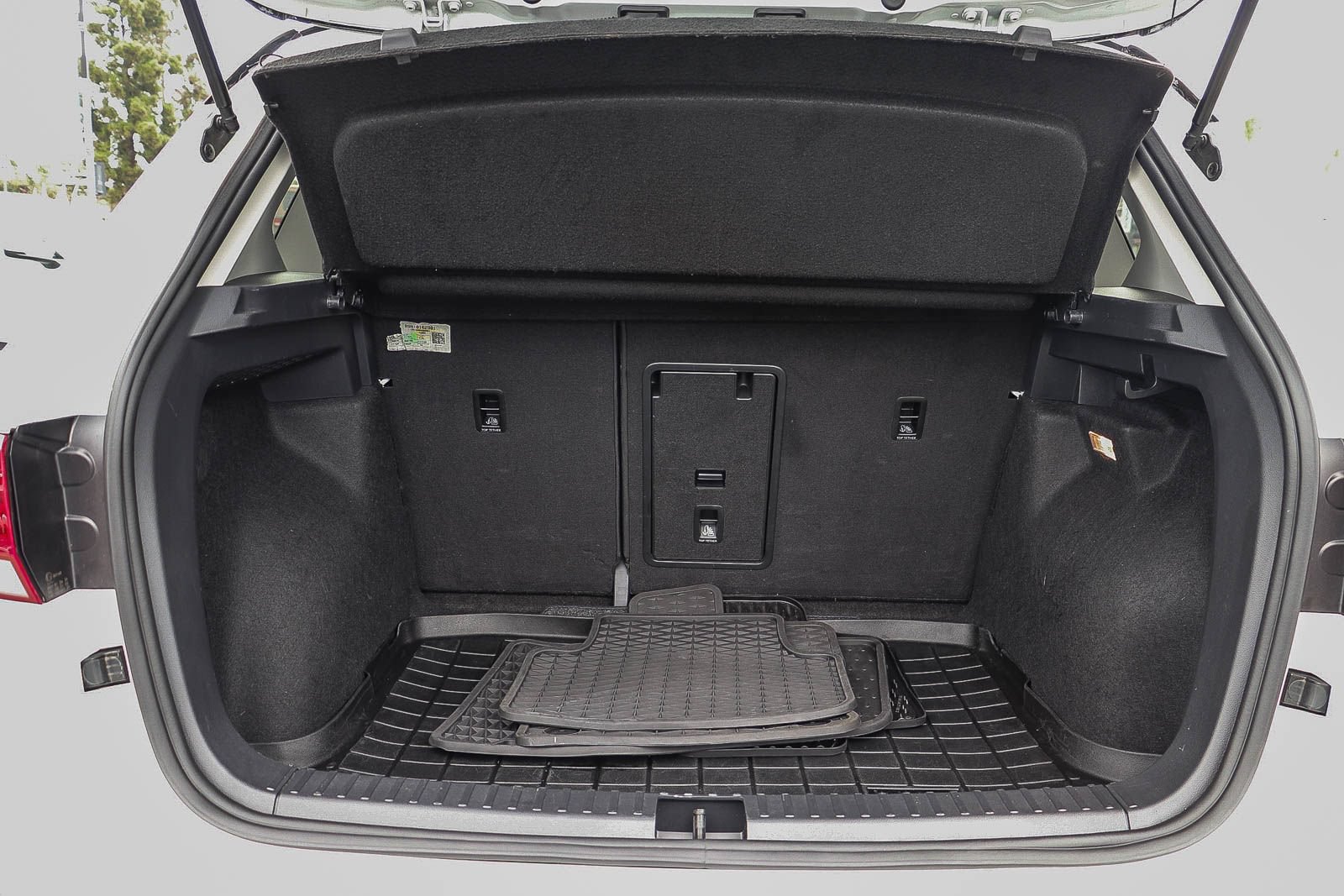 Used 2023 Volkswagen Taos SE w/ Panoramic Sunroof Package FWD image 27