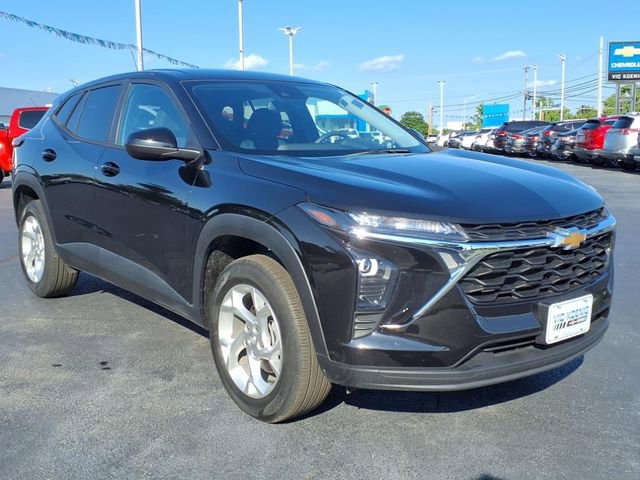 Used 2024 Chevrolet Trax LS w/ LS Convenience Package image 2