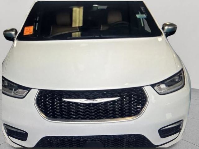 Used 2025 Chrysler Pacifica Pinnacle w/ Trailer Tow Group FWD image 4