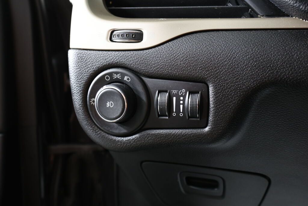 Used 2014 Jeep Cherokee Latitude FWD image 31
