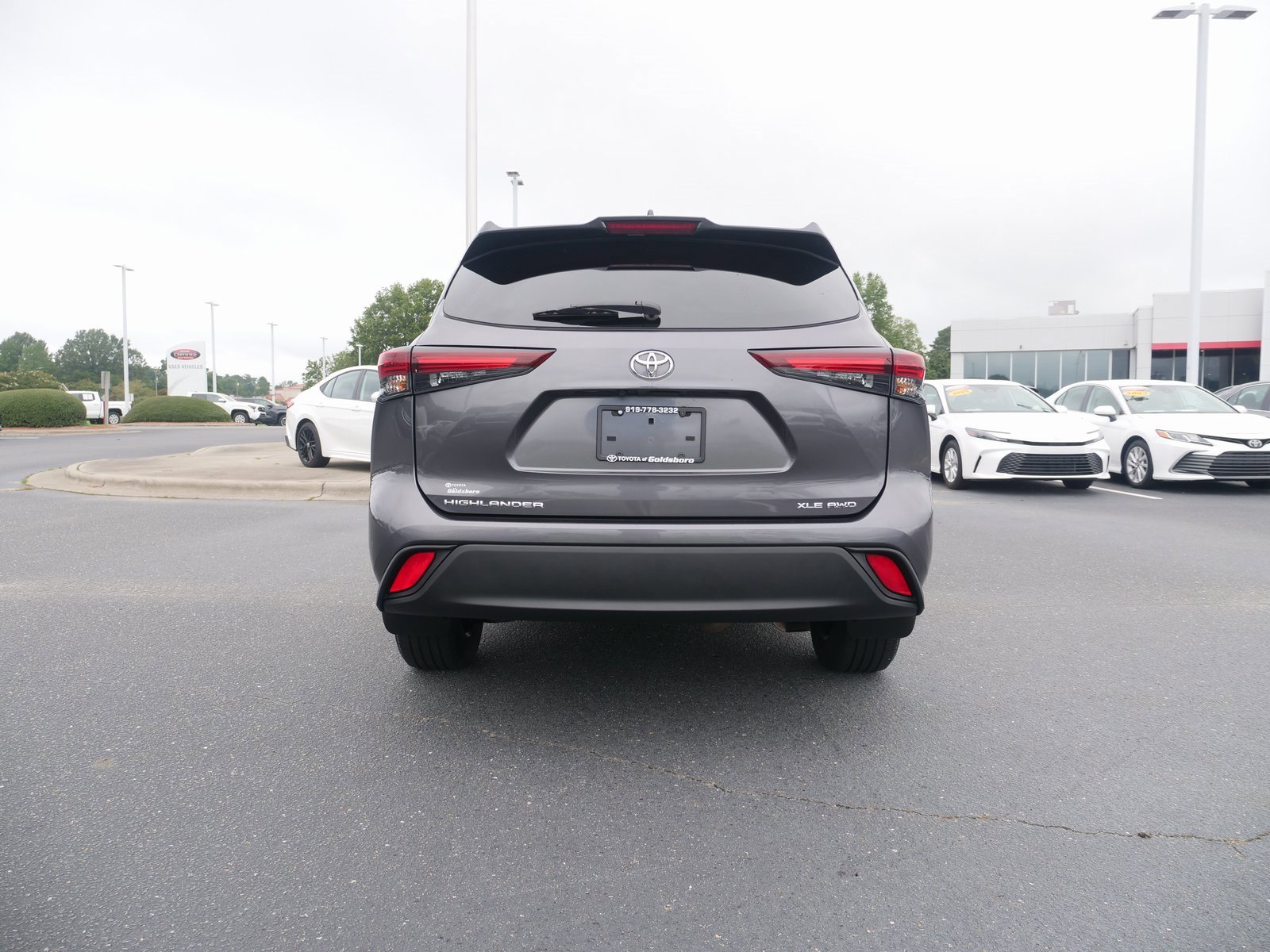 Used 2024 Toyota Highlander XLE image 3