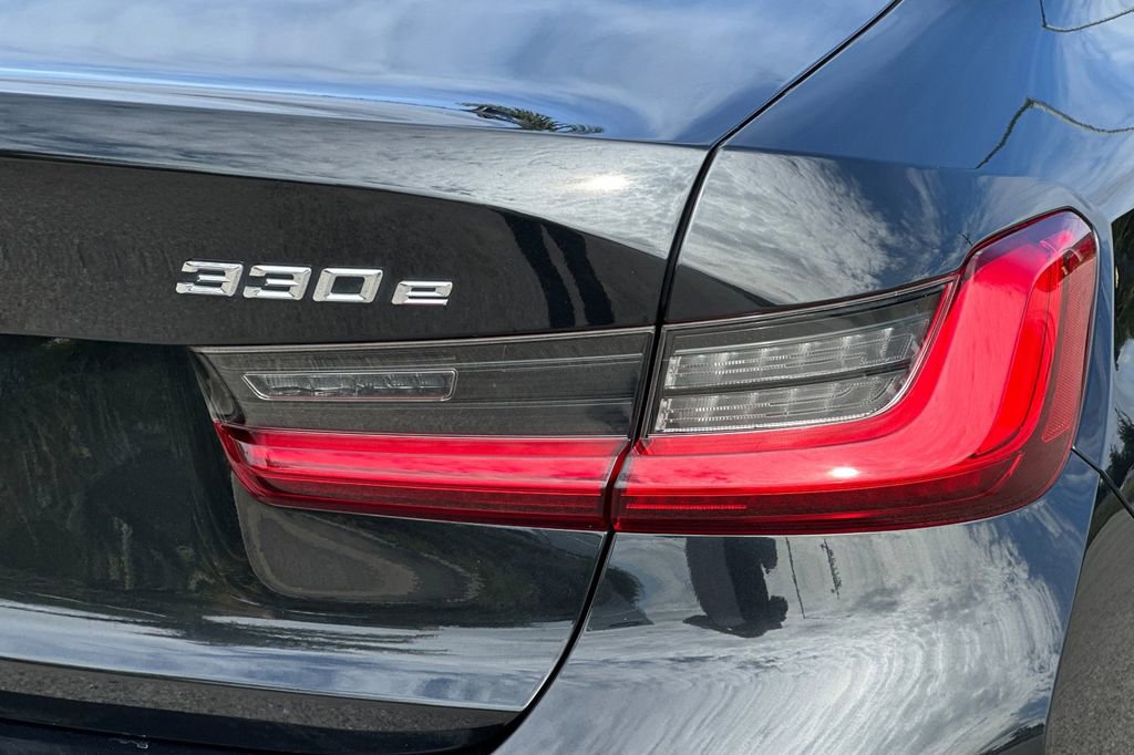 Used 2021 BMW 330e w/ Convenience Package image 32