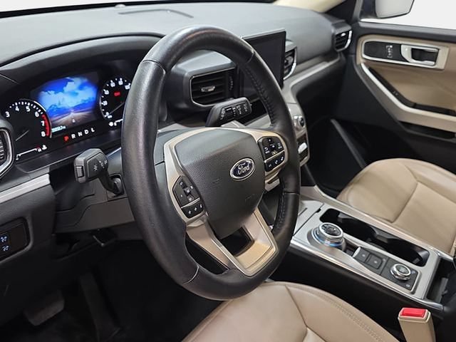 Used 2023 Ford Explorer XLT w/ Equipment Group 202A AWD/4WD image 14