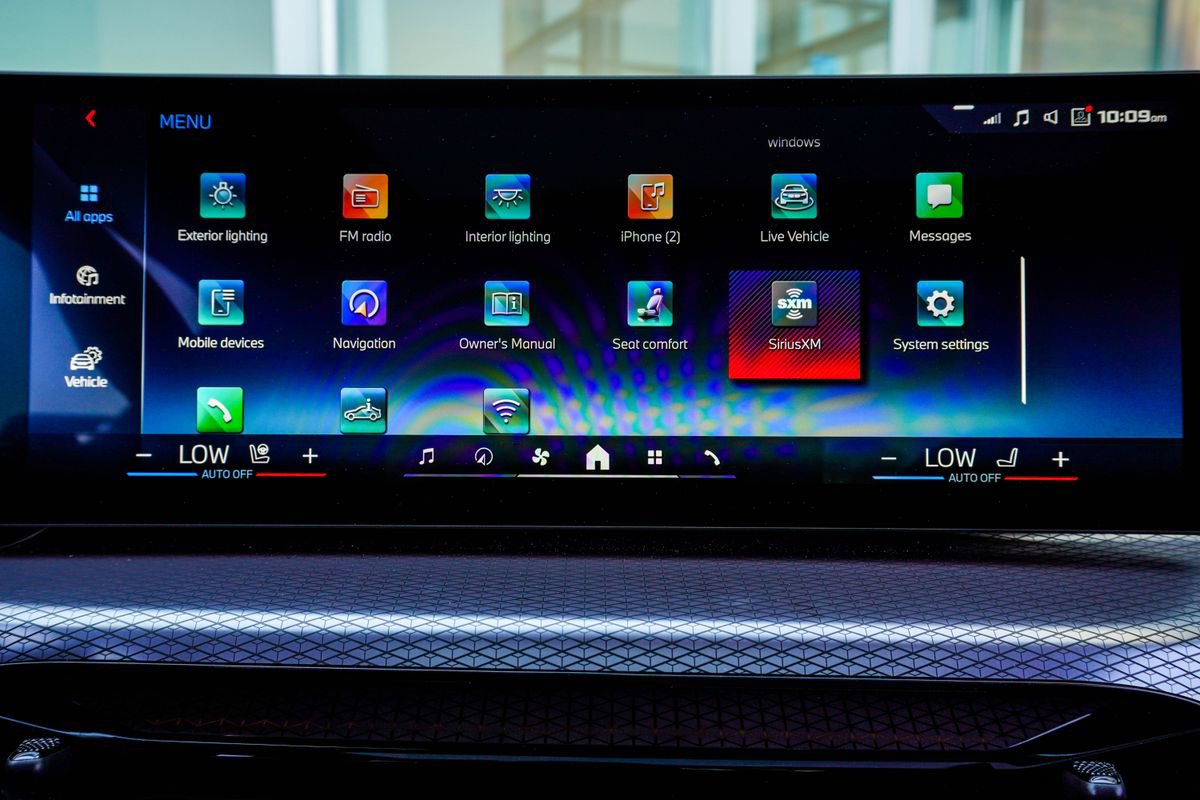 Used 2025 BMW M440i Coupe w/ Premium Package image 26