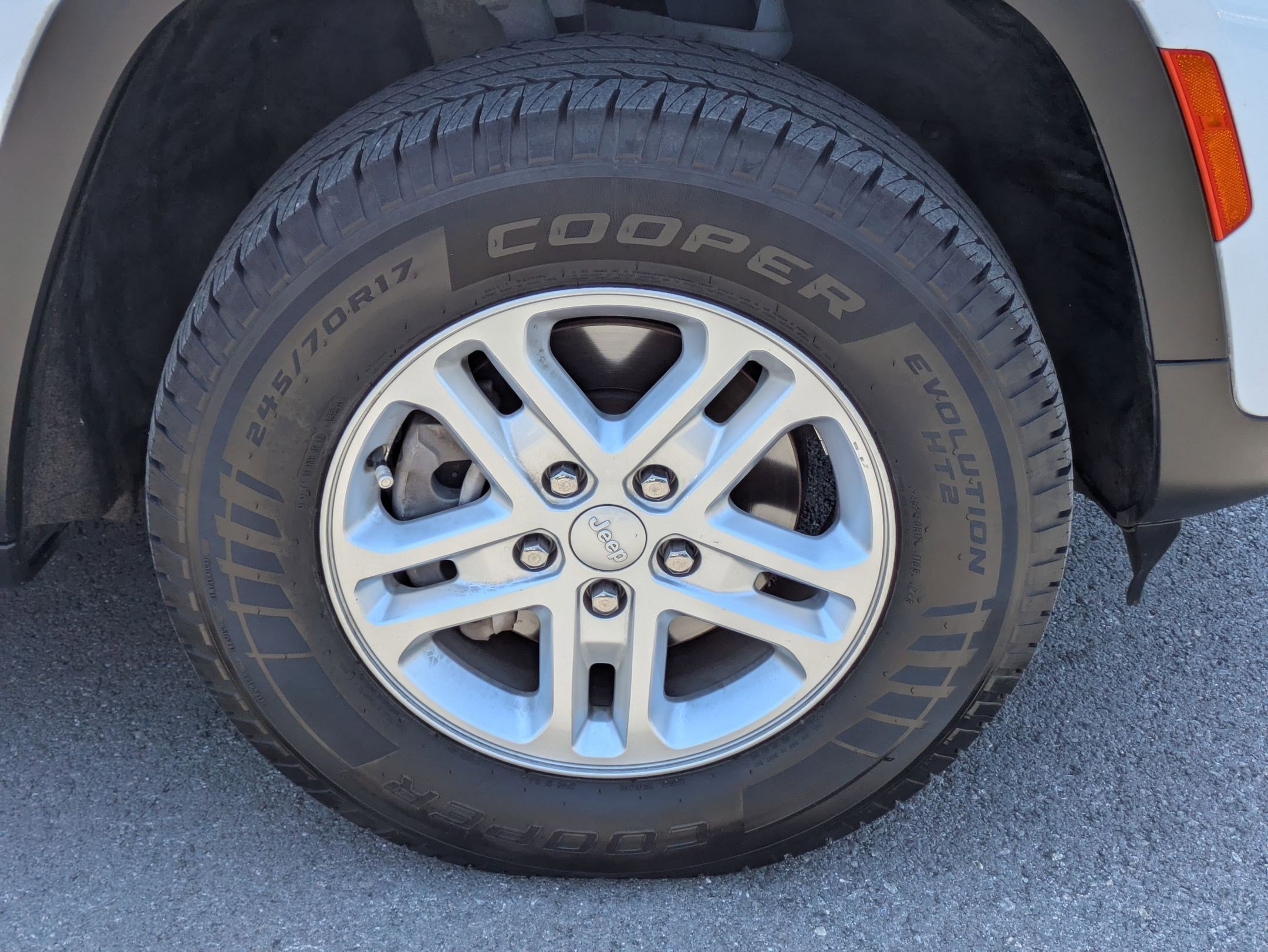 Used 2023 Jeep Grand Cherokee Laredo image 29