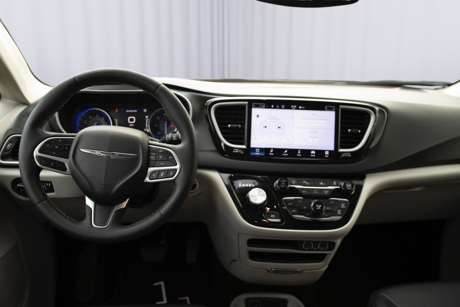 Used 2024 Chrysler Pacifica Touring-L image 3