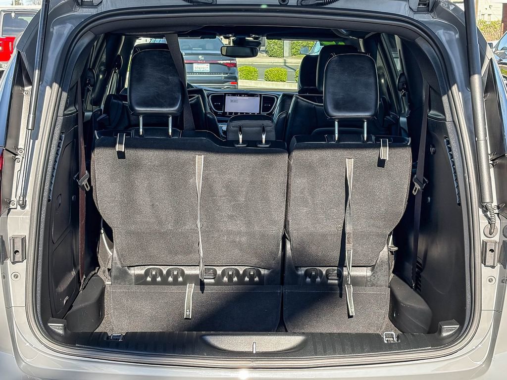 Used 2025 Chrysler Pacifica Premium image 55