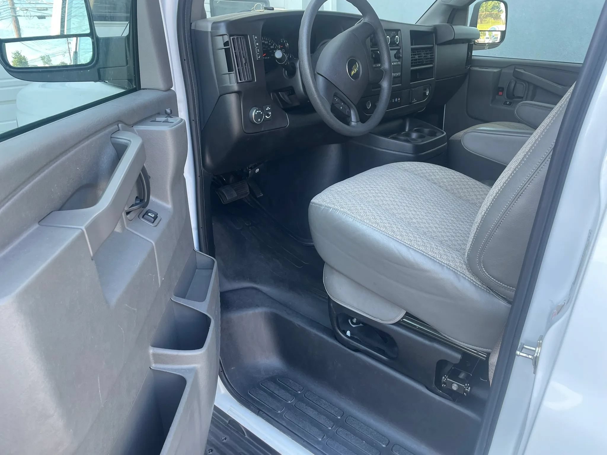Used 2023 Chevrolet Express 3500 LS RWD image 9