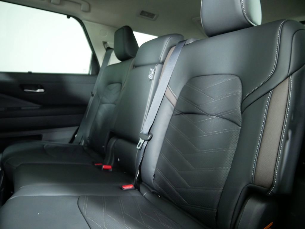 New 2025 Nissan Pathfinder Platinum w/ Black Appearance Package image 16