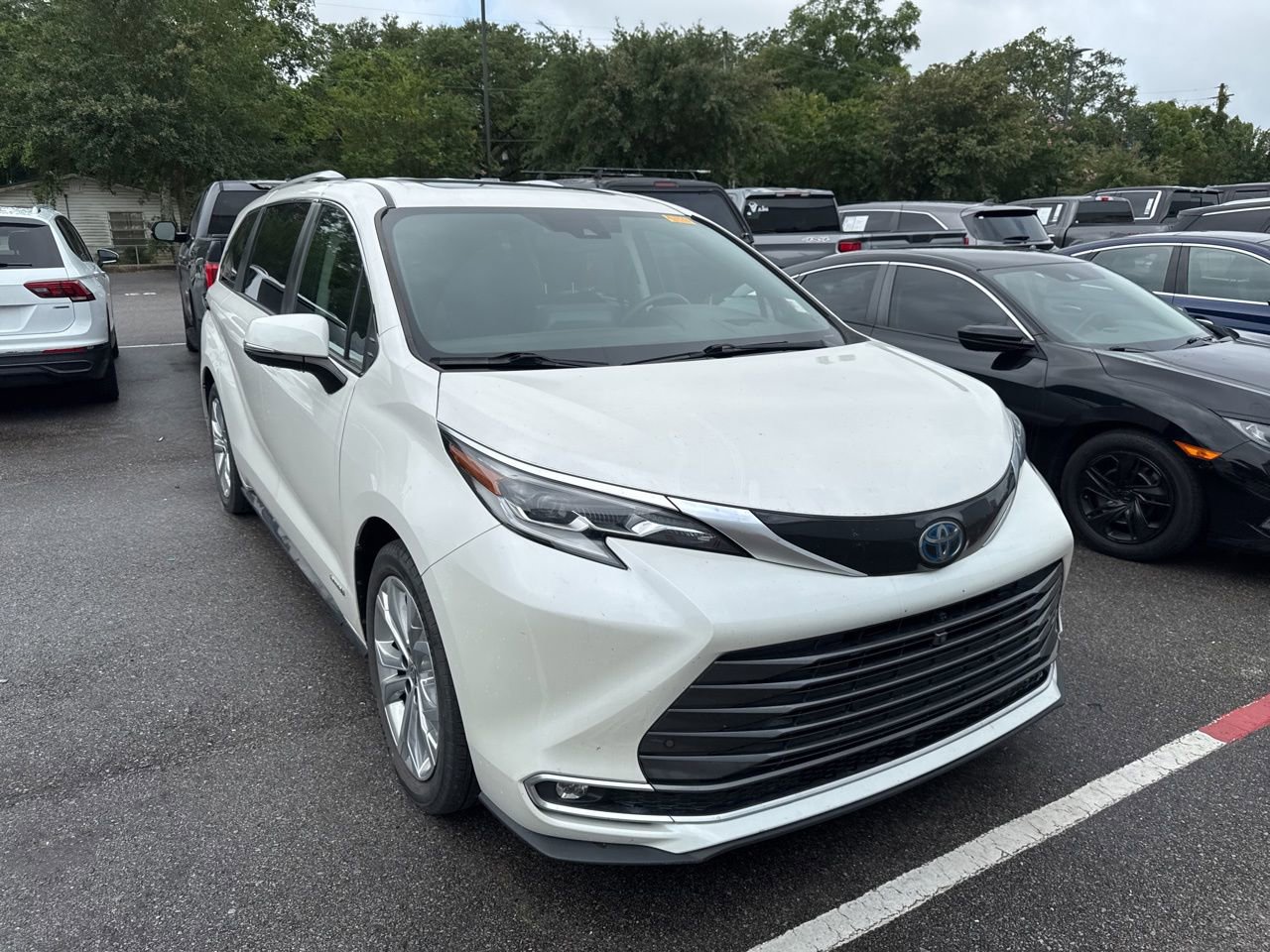 Used 2021 Toyota Sienna Platinum FWD image 3
