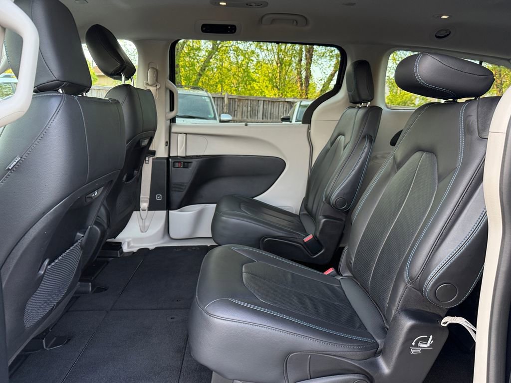 Used 2021 Chrysler Pacifica Touring-L w/ Premium & Safety Sphere Group image 23