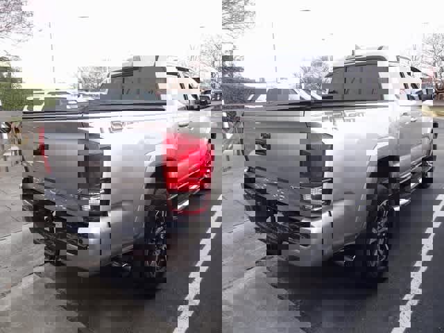 Used 2016 Toyota Tacoma TRD Sport image 4